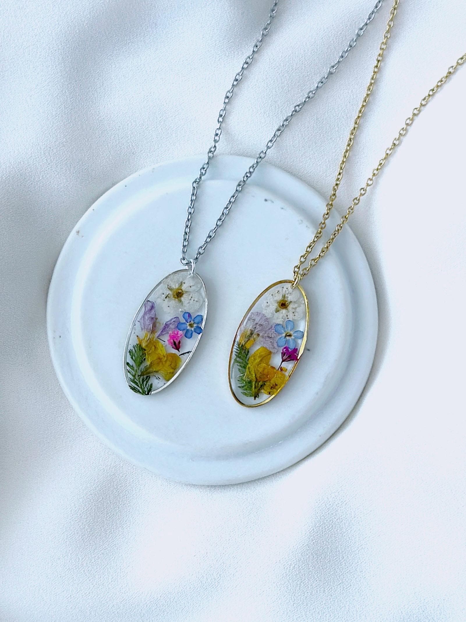 Ovale Bunte Wildblüten Halskette Mit Gepressten Blüten, Längliche Resin Kette Echten Getrockneten Blumen, Blumenkette, Epoxidharz von ElesiAndMe