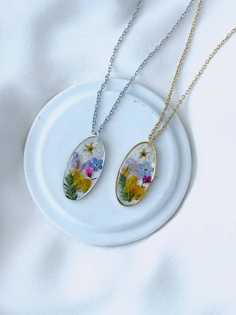 Ovale Bunte Wildblüten Halskette Mit Gepressten Blüten, Längliche Resin Kette Echten Getrockneten Blumen, Blumenkette, Epoxidharz von ElesiAndMe