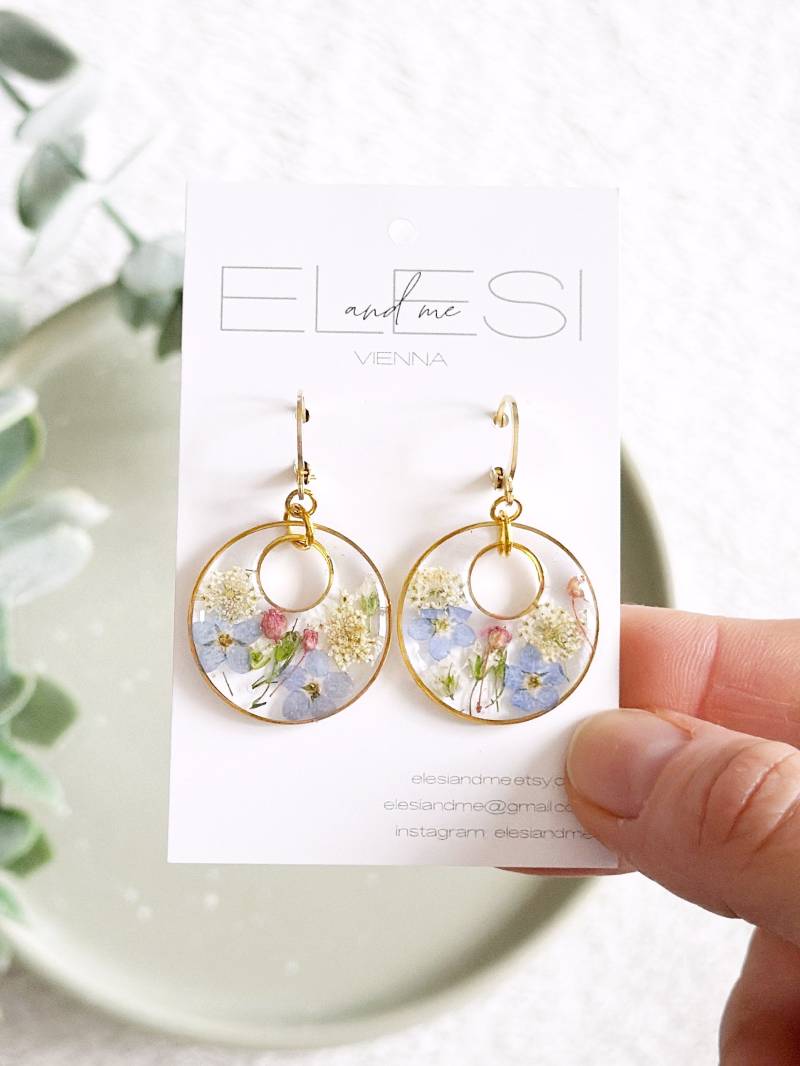 Resin Wildblüten Ohrringe Mit Gepressten Vergissmeinnicht Und Bunten Blüten, Echte Blumen Epoxidharz Ohrringe, Hochzeitsohrringe, Pink Blau von ElesiAndMe