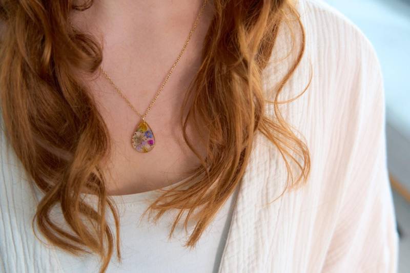 Tropfenförmige Bunte Wildblumen Halskette Mit Gepressten Blüten, Echte Farbenfrohe Resin Blüten Kette, Blumenkette, Epoxid von ElesiAndMe