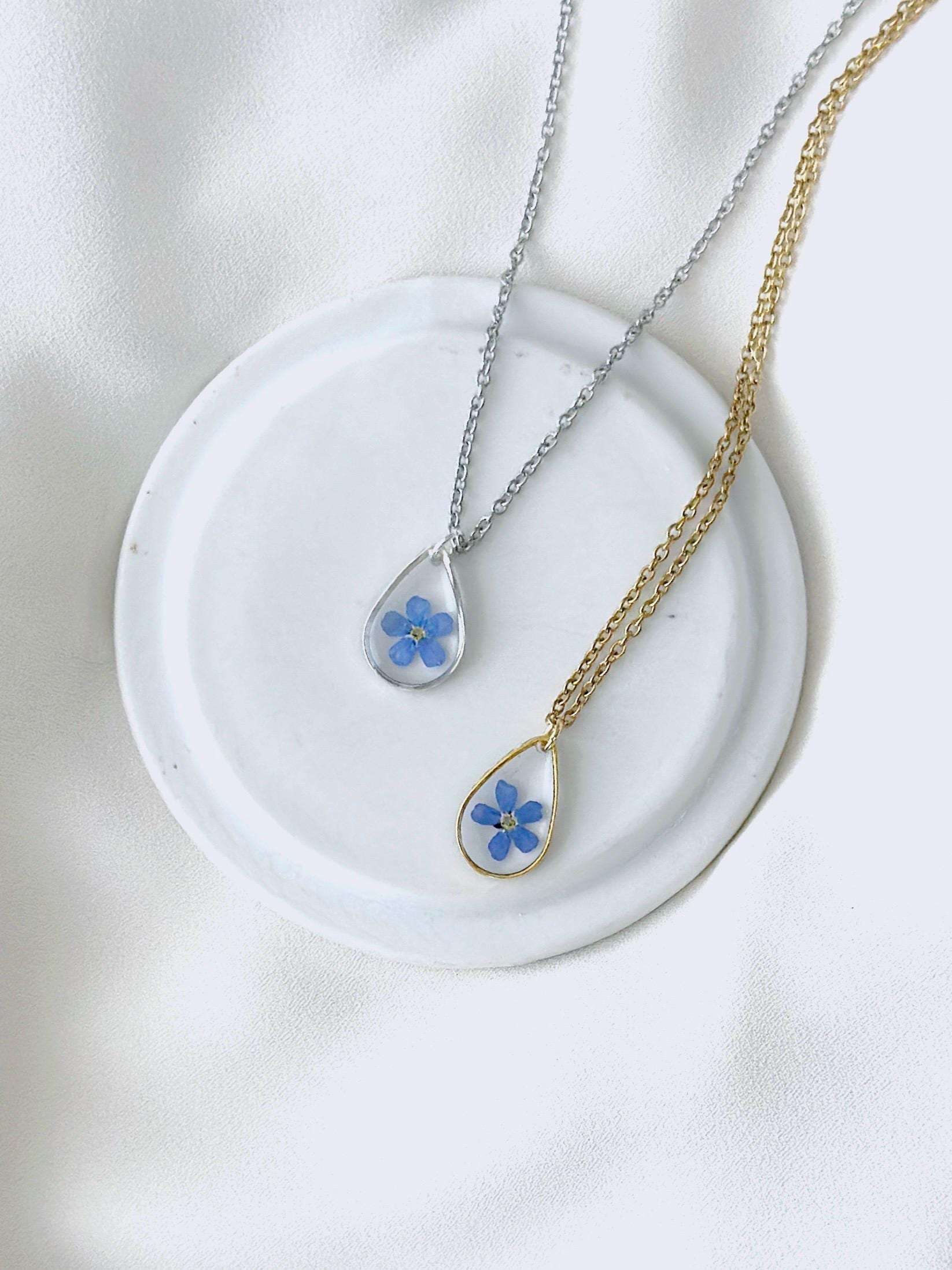 Tropfenförmige Vergissmeinnicht Halskette Mit Echter Gepresster Blüte, Mini Resin Kette Echten Blumen in Tränen Form von ElesiAndMe