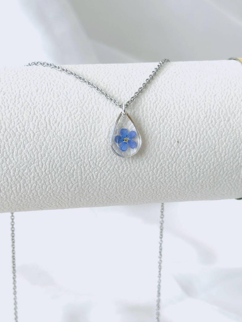 Tropfenförmige Vergissmeinnicht Wildblumen Halskette Mit Gepressten Blüten, Echte Blaue Blüten Kette, Blumenkette, Epoxid, Etwas Blaues von ElesiAndMe