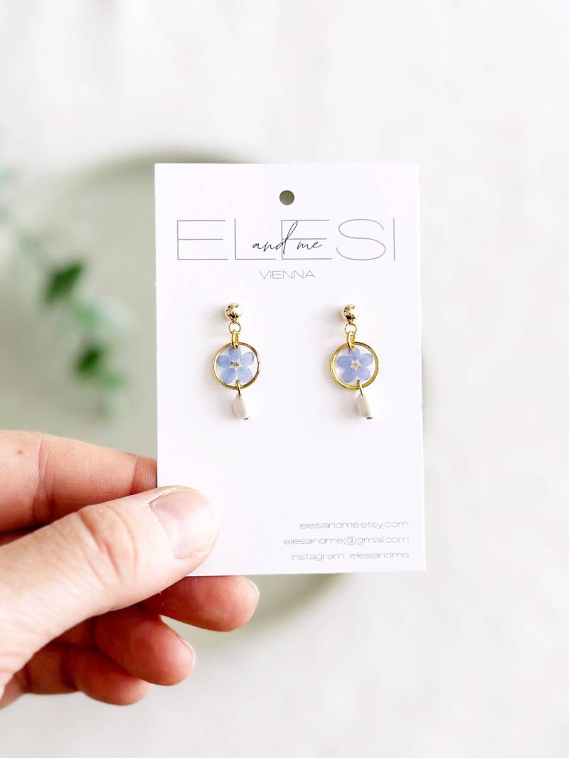 Vergissmeinnicht Resin Ohrringe Mit Gepresster Blauer Blüte Und Kleiner Echter Süßwasser Perle, Wildblumen Blume von ElesiAndMe