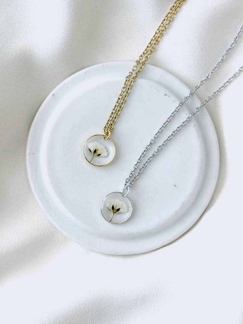 Weiße Schleierkraut Wildblumen Halskette Mit Gepressten Blüten, Kette Echten Blumenkette, Handgemacht, Epoxidharz, Weiße Knospe von ElesiAndMe