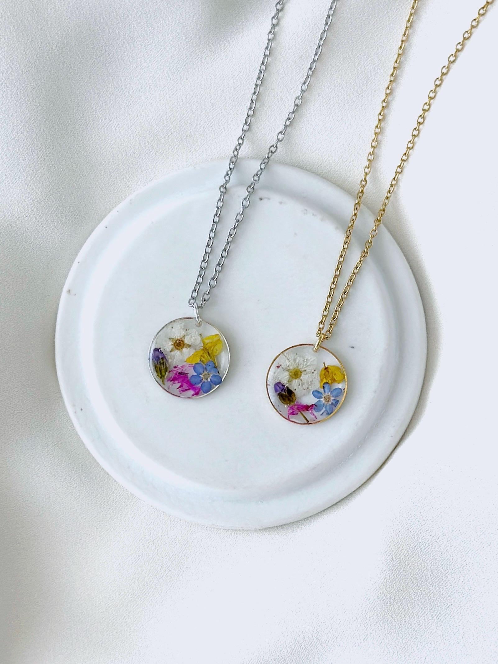 Wildblumen Halskette Mit Gepressten Echten Bunten Blüten, Echte Farbenfrohe Blüten Kette, Blumenkette, Epoxid, Regenbogenfarben Wildblumen Halskette Mit Gepressten Echten Bunten Blüten, Echte Farbenfrohe Blüten Kette, Blumenkette, Epoxid, Regenbogenfarben von ElesiAndMe