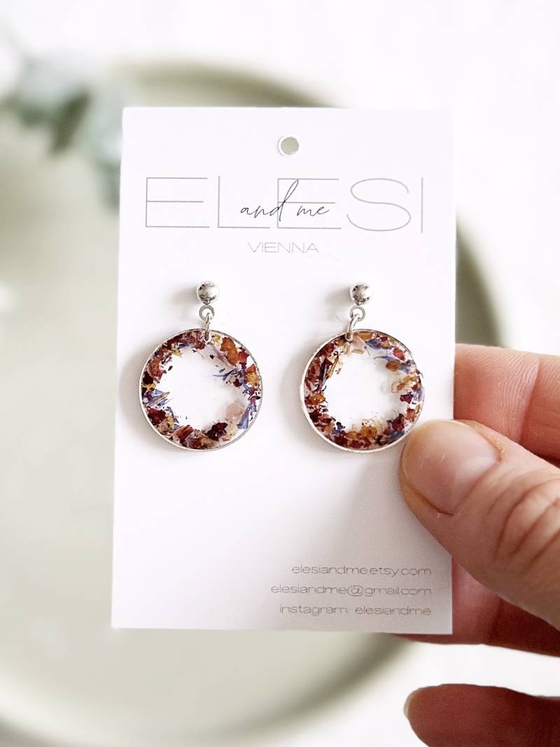 Rosen Resin Ohrringe Mit Kranz Aus Gepressten Rosenblüten Und Kornblumen, Handgemachte Epoxidharz Ohrringe, Zarte Brautjungfernohrringe von ElesiAndMe