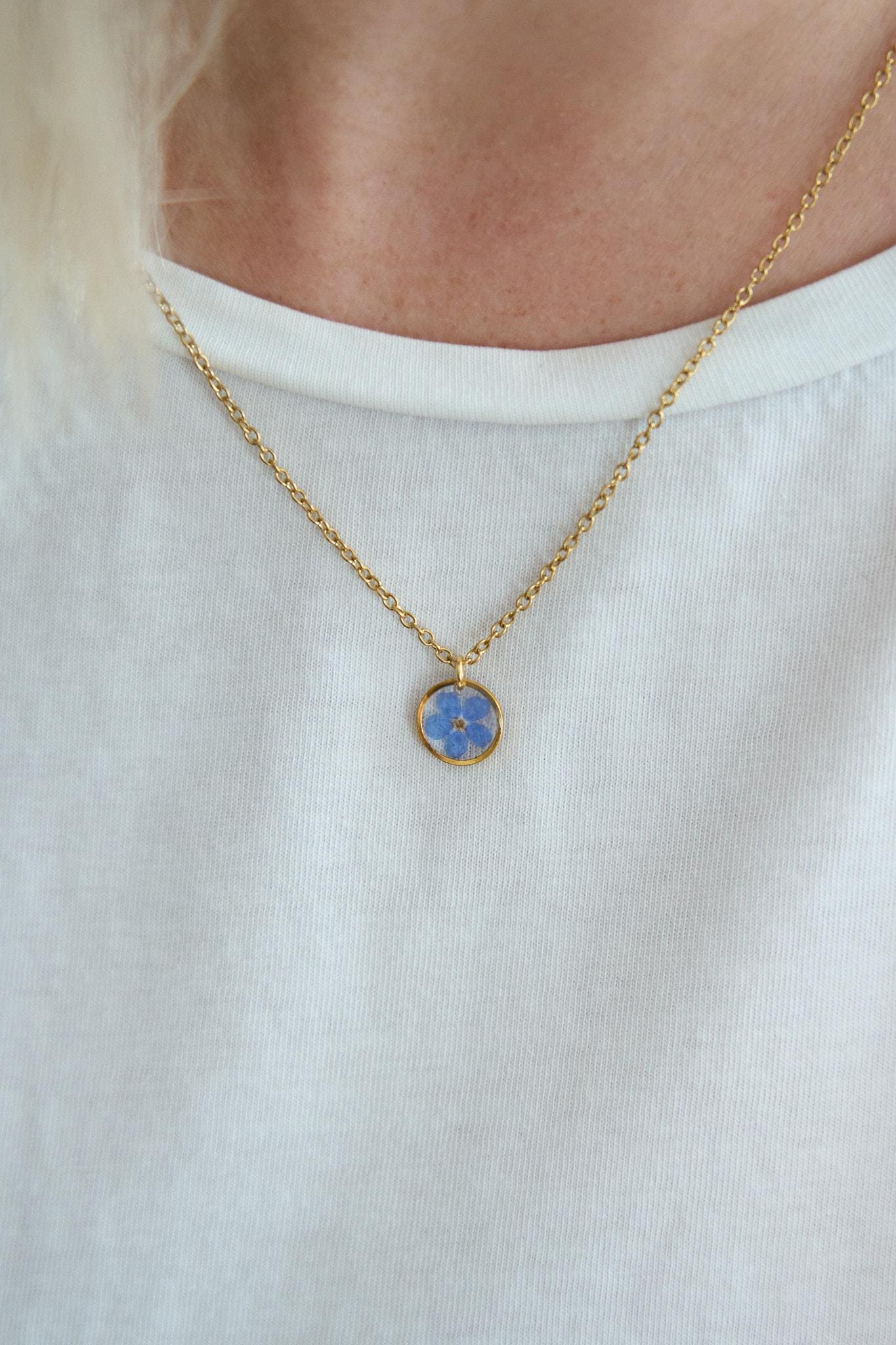 Zarte Kleine Vergissmeinnicht Halskette Mit Echter Gepresster Blüte, Mini Resin Kette Echten Blumen, Etwas Blaues von ElesiAndMe