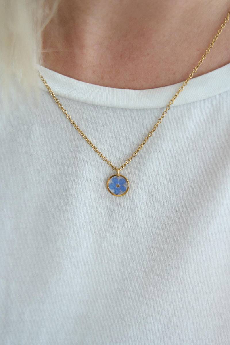 Zarte Kleine Vergissmeinnicht Halskette Mit Echter Gepresster Blüte, Mini Resin Kette Echten Blumen, Etwas Blaues von ElesiAndMe