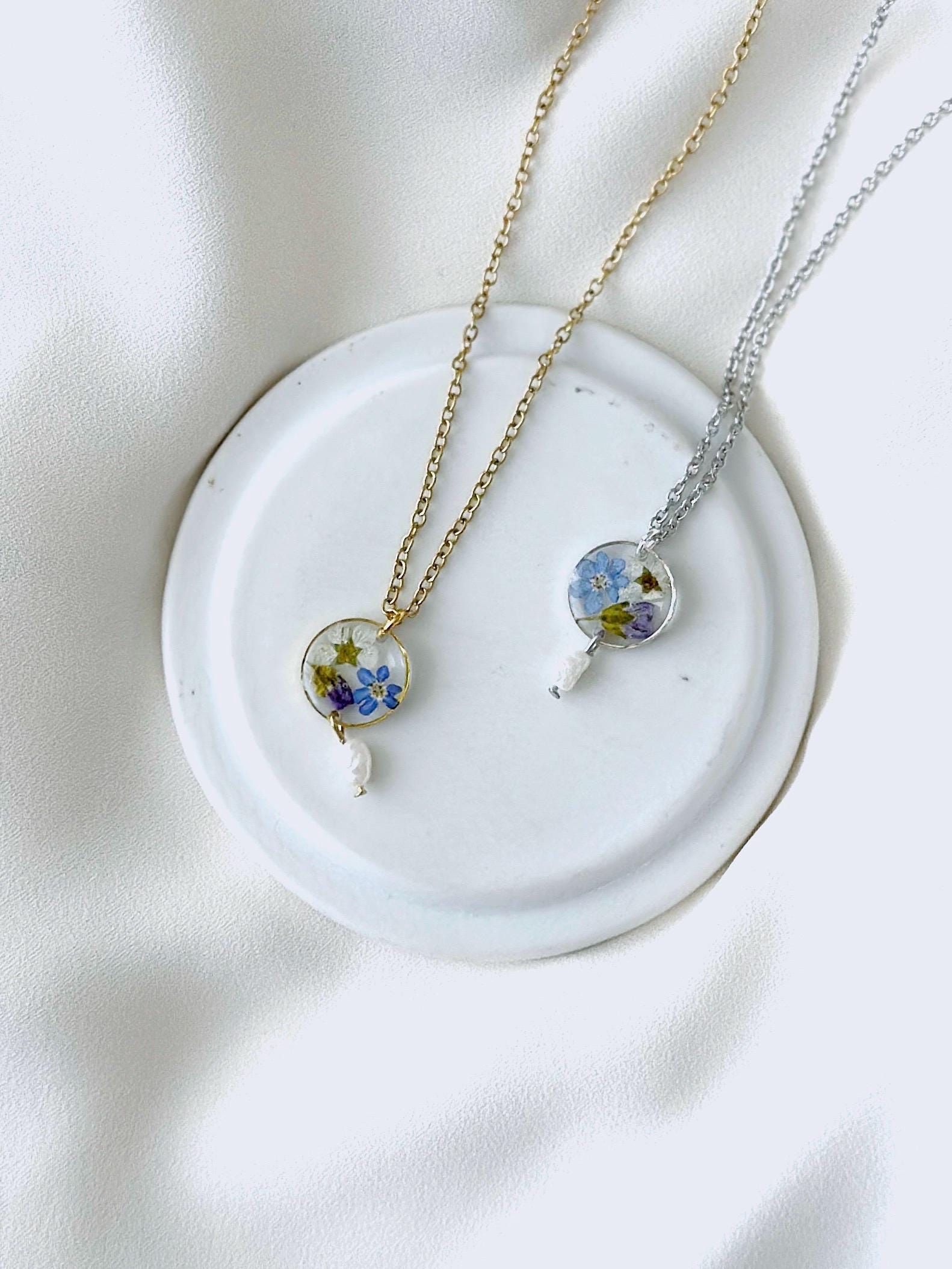 Zarte Runde Wildblüten Halskette Mit Gepressten Blüten Und Echter Perle, Vergissmeinnicht Resin Kette Echten Blumen, Süßwasserperle Zarte Runde Wildblüten Halskette Mit Gepressten Blüten Und Echter Perle, Vergissmeinnicht Resin Kette Echten Blumen, Süßwasserperle von ElesiAndMe