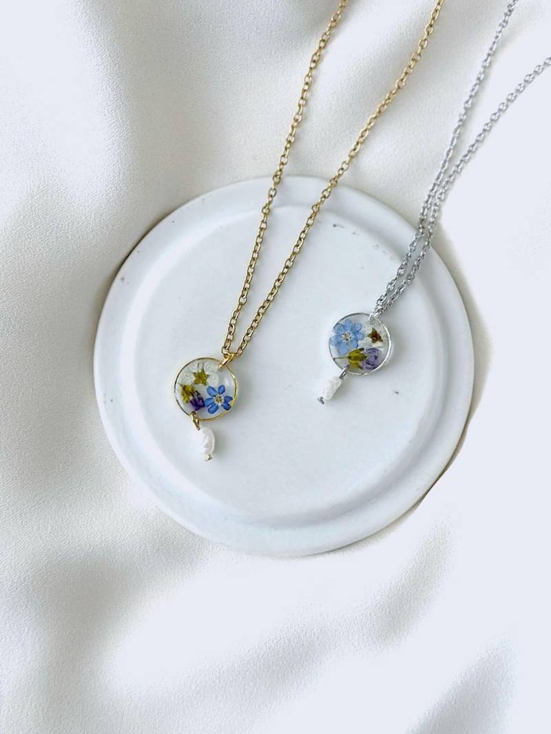 Zarte Runde Wildblüten Halskette Mit Gepressten Blüten Und Echter Perle, Vergissmeinnicht Resin Kette Echten Blumen, Süßwasserperle Zarte Runde Wildblüten Halskette Mit Gepressten Blüten Und Echter Perle, Vergissmeinnicht Resin Kette Echten Blumen, Süßwasserperle von ElesiAndMe