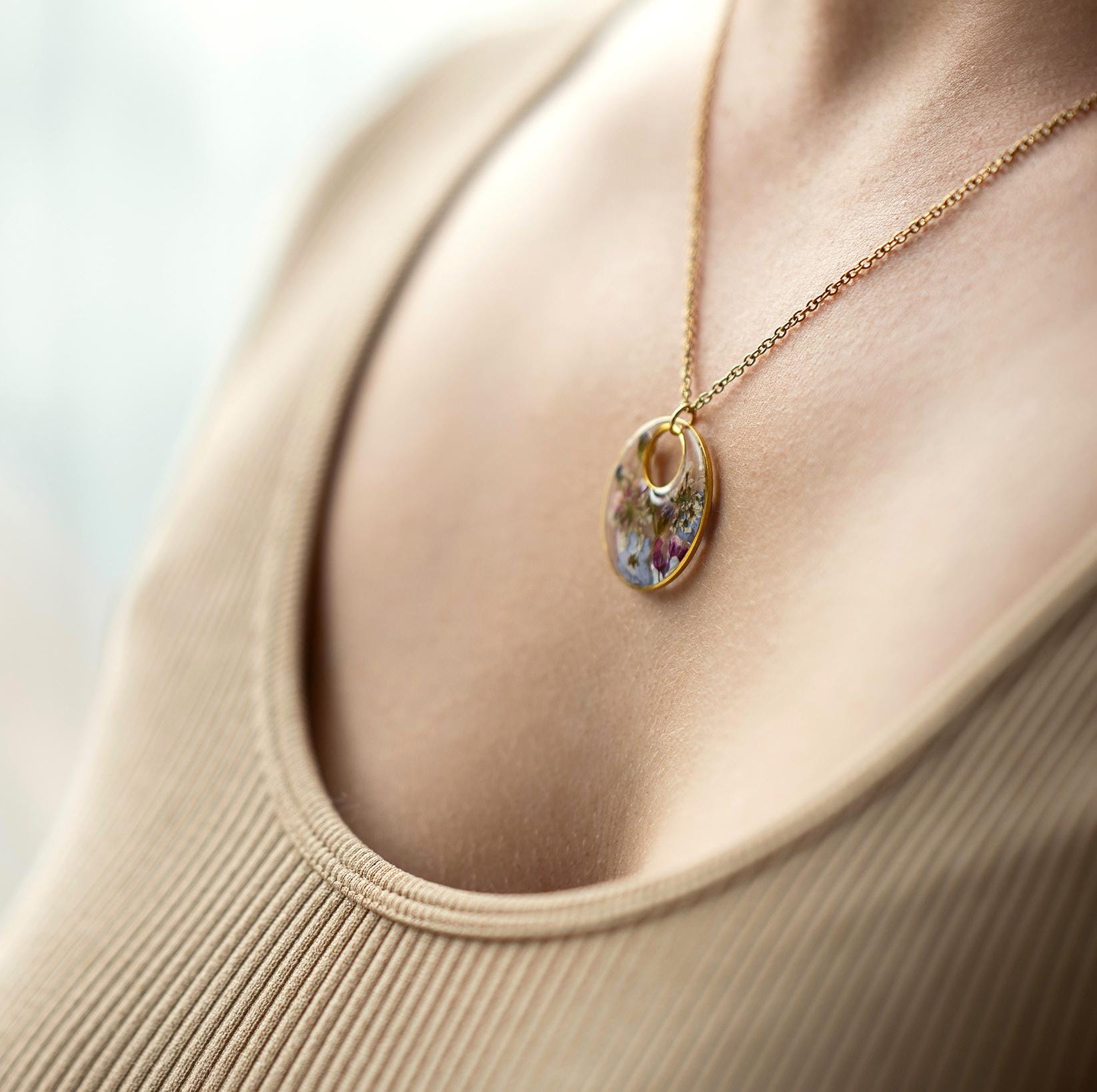 statement Wildblumen Halskette Mit Gepressten Blumen Und Vergissmeinnicht, Kette Echten Blüten, Blumenkette, Epoxid, Blaue Blütenkette von ElesiAndMe