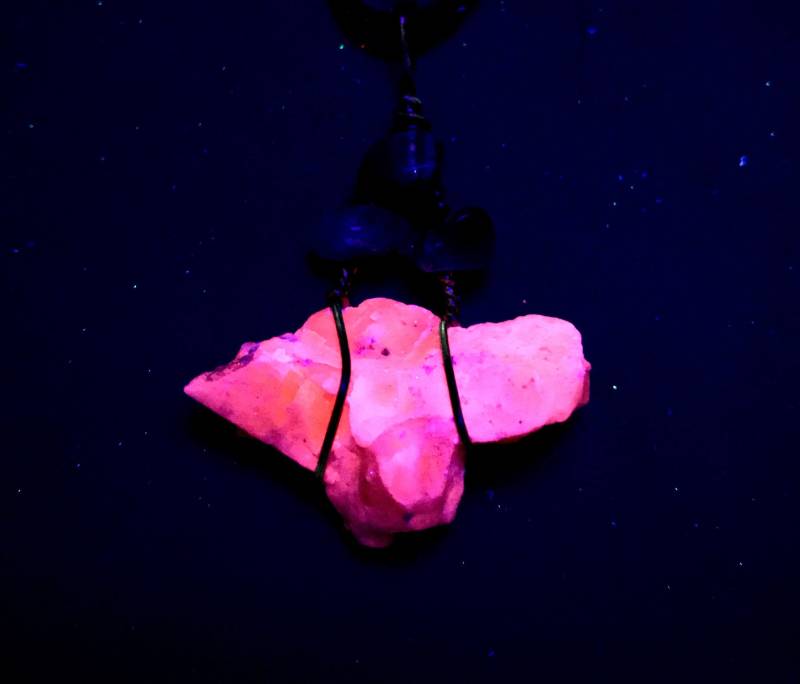 Fluoreszierender Lachscalcit Und Amethyst Halskette, Boho Rave Unikat Schmuck, Elesyn Gaea Fluo Glow Kollektion von ElesynGaea