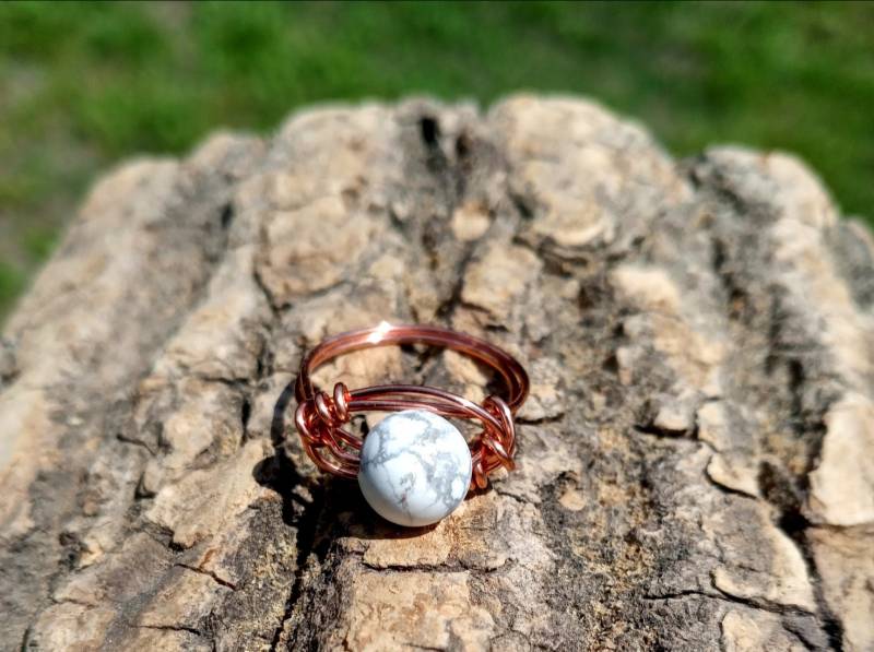 Howlith Ring, Wire Wrapped Kupferdraht Kristall Schmuck, Edelstein Rhodonit von Elev8edVibesLLC