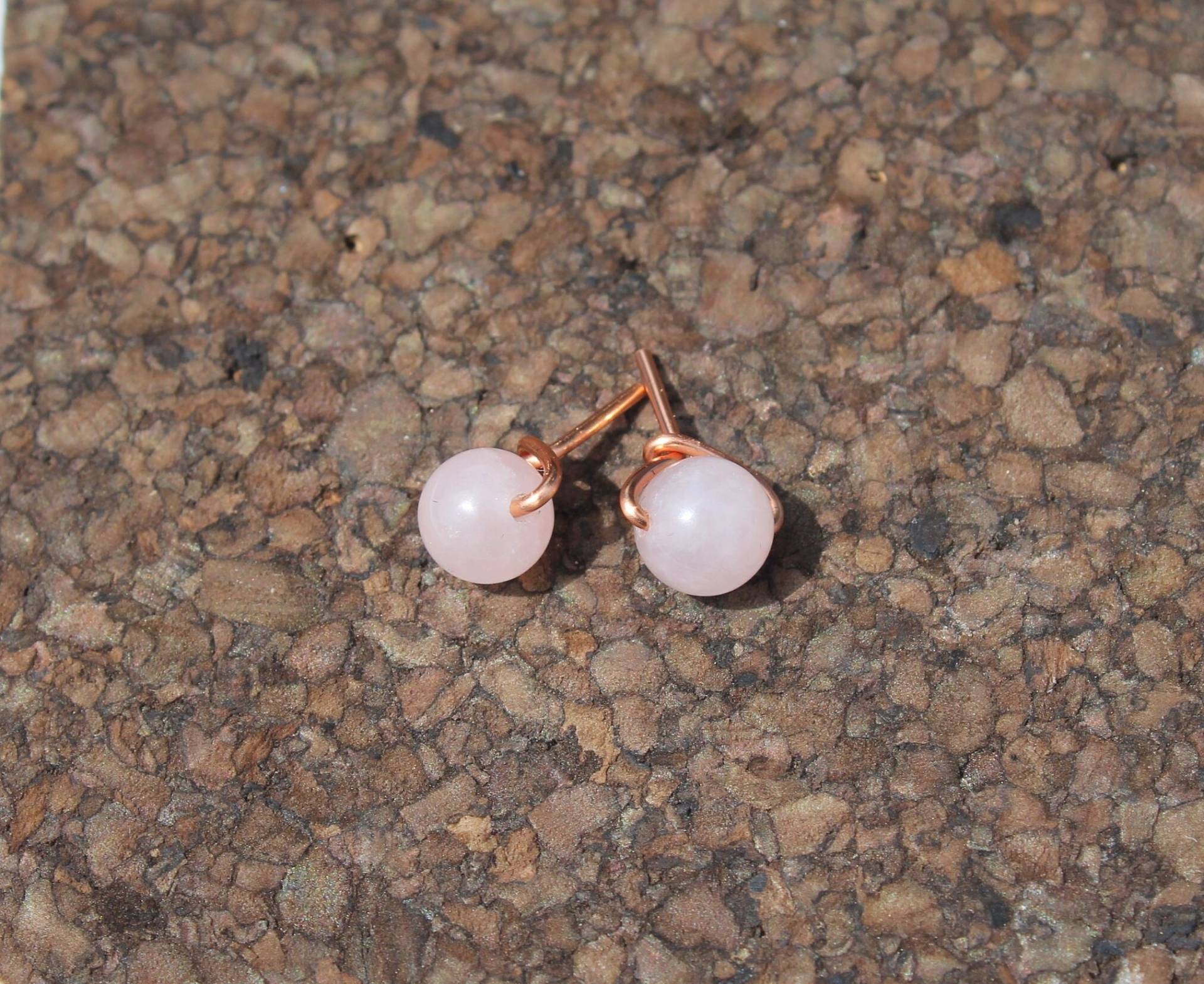 Rosenquarz Ohrringe, Ohrstecker, Drahtgewickelter Schmuck, Drahtgewickelte Heilkristall-Ohrringe, Kupfer/Silber-Schmuck Rosenquarz Ohrringe, Ohrstecker, Drahtgewickelter Schmuck, Drahtgewickelte Heilkristall-Ohrringe, Kupfer/Silber-Schmuck von Elev8edVibesLLC