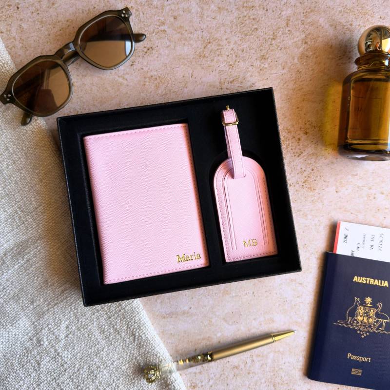 Personalisiertes Reise Geschenk Set - Benutzerdefinierte Passhülle Brautjungfer & Trauzeugen Vorschlag | Reisezubehör Personalisiertes Reise Geschenk Set - Benutzerdefinierte Passhülle Brautjungfer & Trauzeugen Vorschlag | Reisezubehör von ElevateCreativesAu