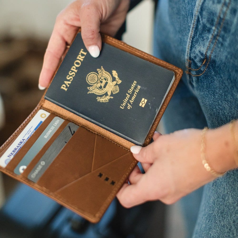 Passport-Brieftasche Aus Vollleder Reisebegleiter Öko-Leder von ElevatePeople