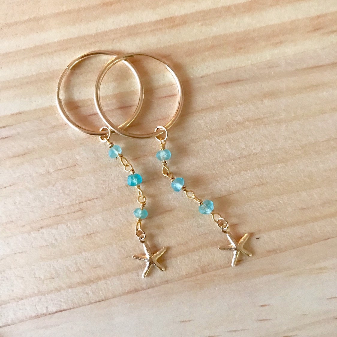 By The Sea Star Gold Hoop Earrings-20mm Endlose Reifen/Sefisch-Charme/Blaue Apatite Edelstein von ElevenDreams
