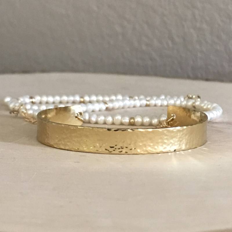 Freshwater Pearl Und Gold Hammered Cuff Wrap Armband/Halskette. Spirituelles Armband Mit Bedeutung. Strukturierte Manschette von ElevenDreams