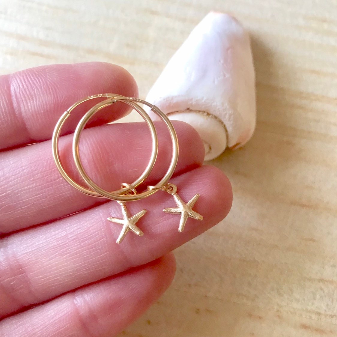 Gold Starfish Hoop Ohrringe-20mm-Hypoallergen von ElevenDreams