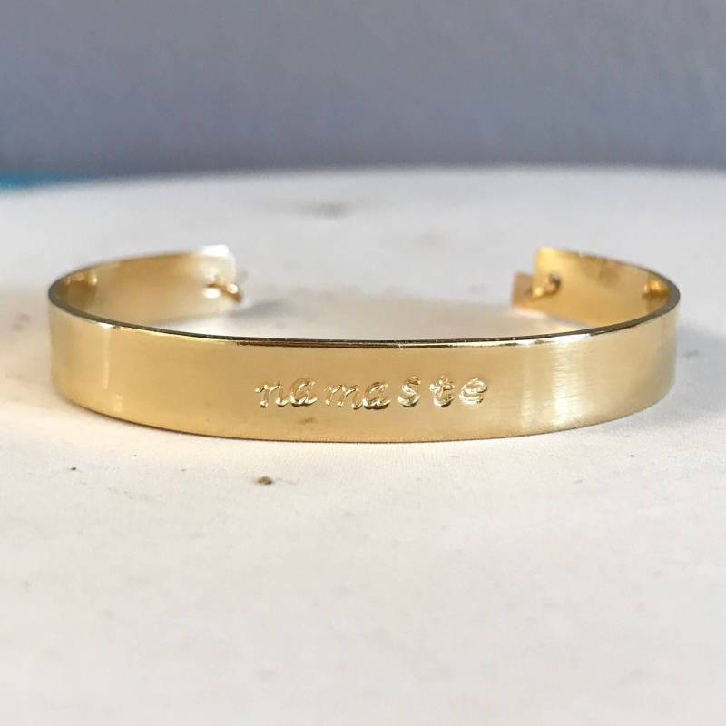 Namaste Hand Stanped Gold-Manschette Armband. Spiritueller Schmuck Mit Bedeutung. Yoga-Armband. Nachdenken von ElevenDreams
