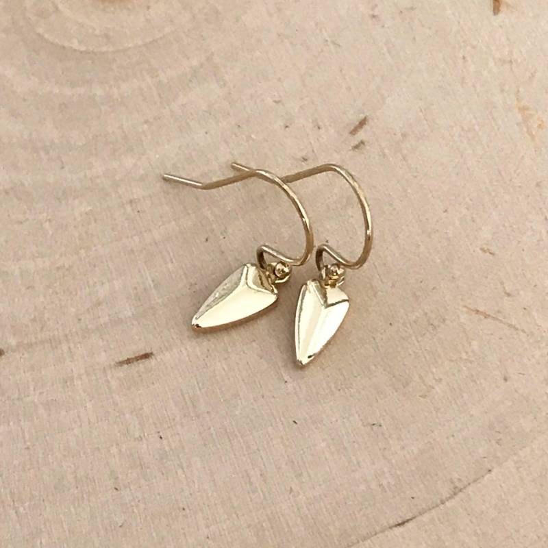 Zierliche Gold Ohrringe. Kugel Pfeilspitze. Brautjungfer von ElevenDreams