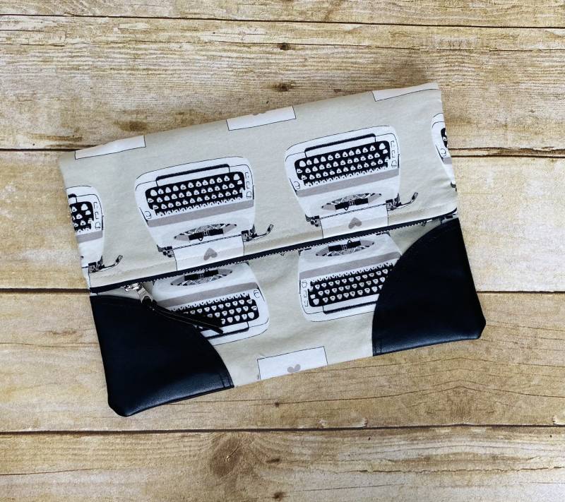 Retro-Druck Falten Über Beutel in Kunstleder Getrimmt - Reißverschluss-Beutel Kupplung Reißverschluss-Tasche Tablet-Tasche Retro-Druck Falten Über Beutel in Kunstleder Getrimmt - Reißverschluss-Beutel Kupplung Reißverschluss-Tasche Tablet-Tasche von ElevenFiftyDesign