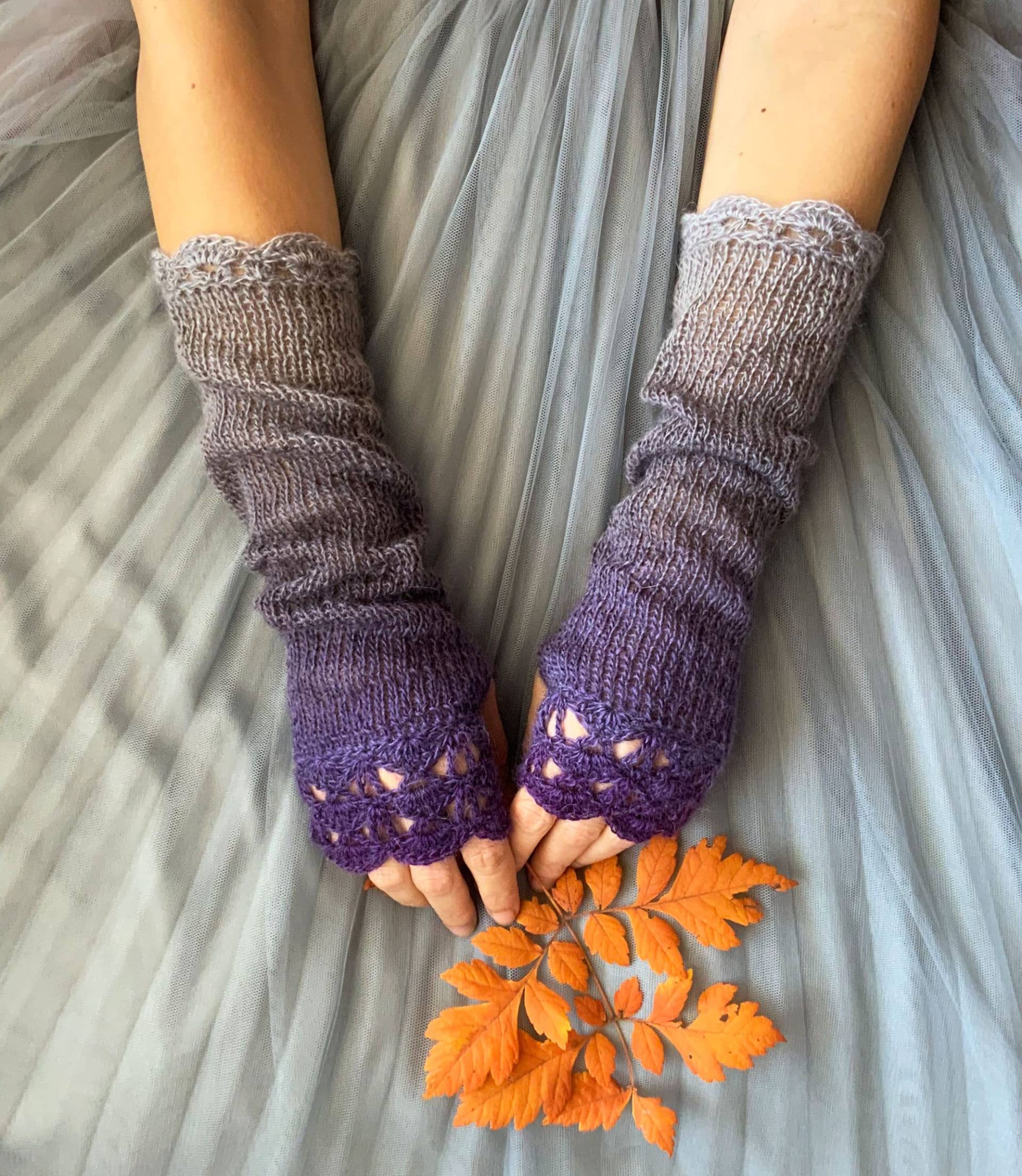 Lange Fingerlose Handschuhe, Lila Armstulpen, Pulswärmer, Warme Strickstulpen, Winterhandschuhe Damen, Boho Handstulpen, Häkelstulpen von ElfinHouse