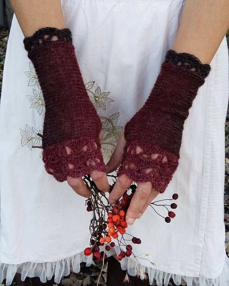 Fingerlose Handschuhe Frauen, Burgunderrot Armstulpen, Gehäkelte Texting Woodland Handgelenkswärmer, Gestrickte Stulpen, Braune Stulpen von ElfinHouse