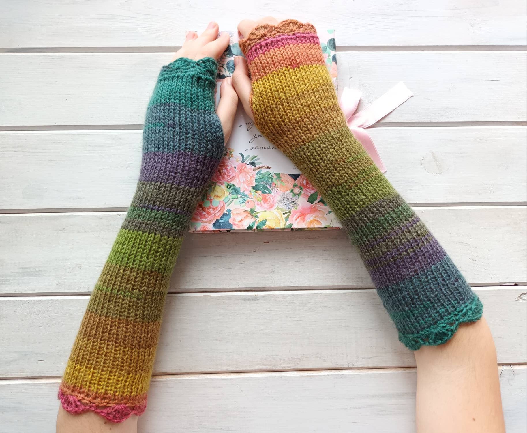 Lange Fingerlose Handschuhe, Senf Grün Armstulpen, Damen Handgelenkwärmer, Winter Strickfäustlinge, Warme Handwärmer, Boho Woodland Handschuhe von ElfinHouse