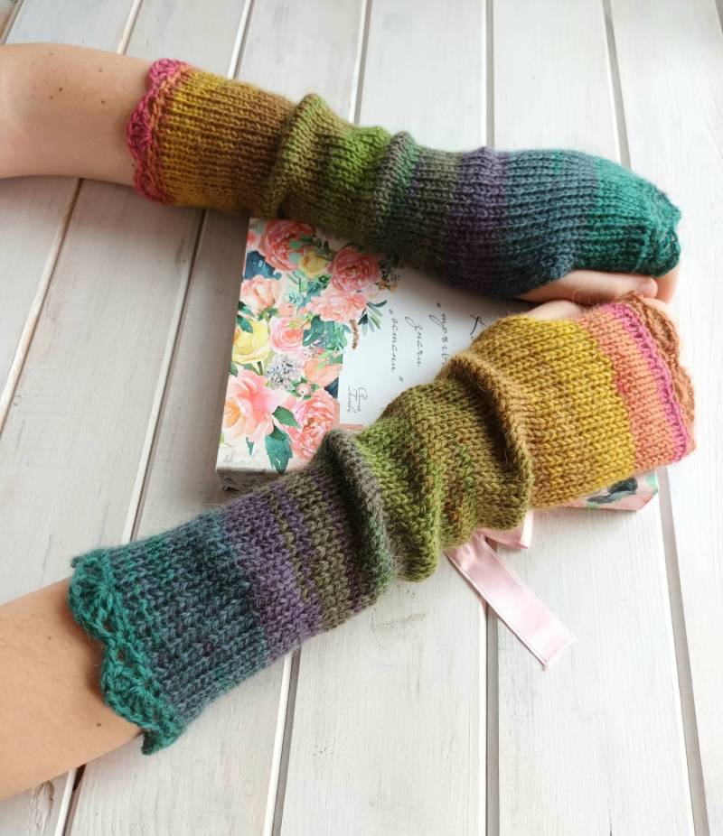 Lange Fingerlose Handschuhe, Senf Grün Armstulpen, Damen Pulswärmer, Winter Strickhandschuh, Warme Handwärmer, Gestreifte Woodland Handschuh von ElfinHouse