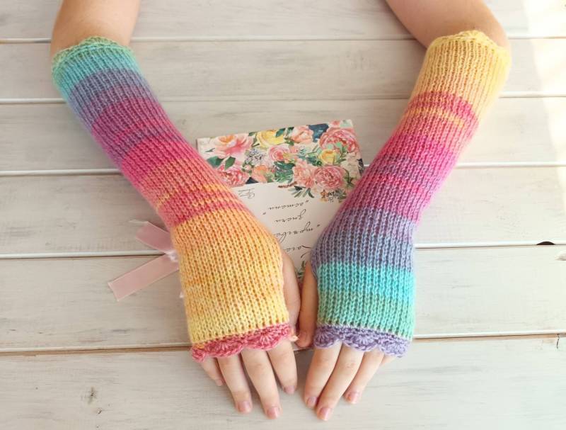 Lange Fingerlose Handschuhe Regenbogen Armstulpen, Damen Handgelenkwärmer, Bunte Handschuhe, Pastell Handstulpen, Winter Strickfäustlinge von ElfinHouse