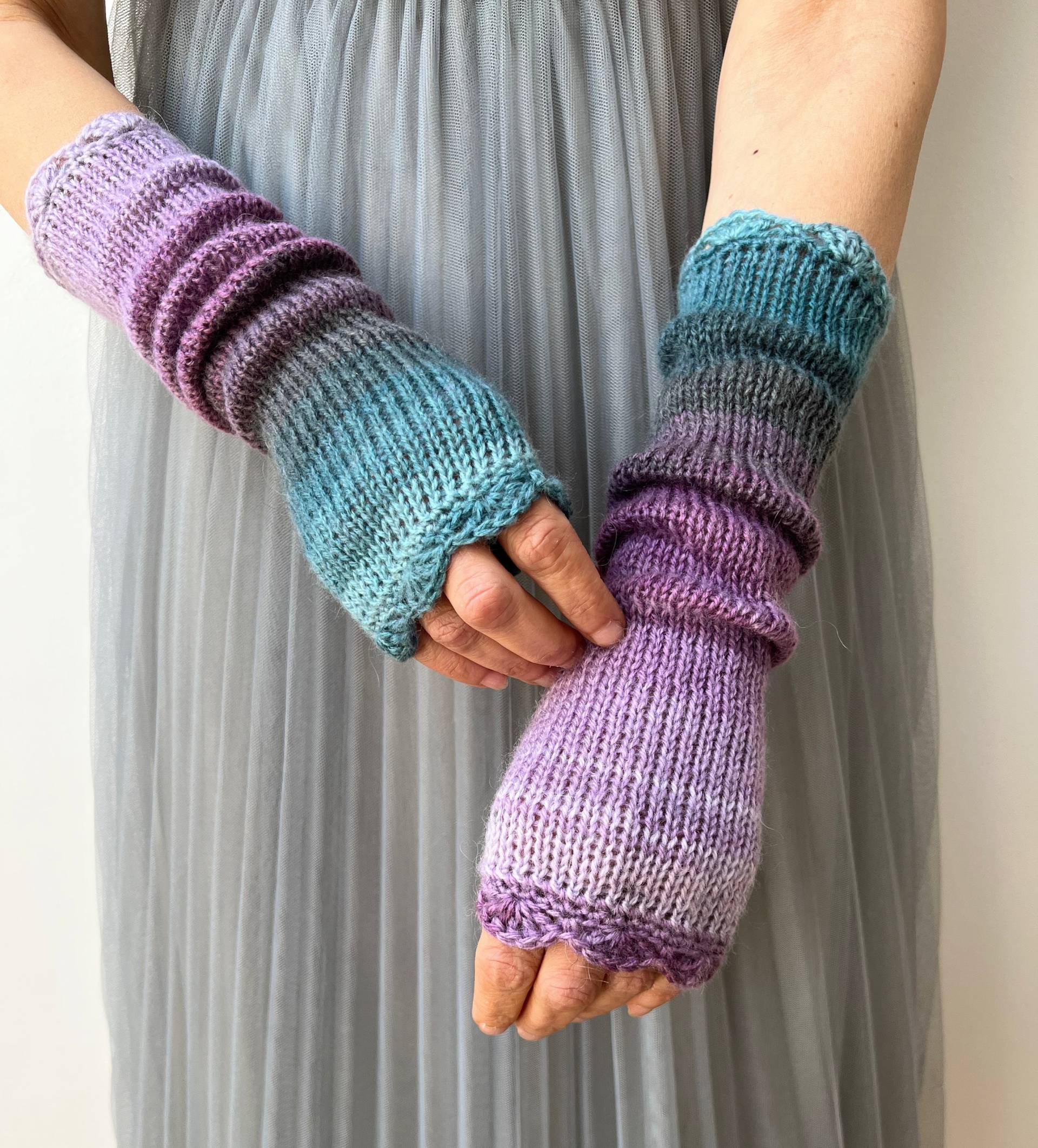 Lila Armstulpen, Lange Fingerlose Handschuhe, Frauen Pulswärmer, Winter Strick Boho Texting Handschuh, Geschenk von ElfinHouse