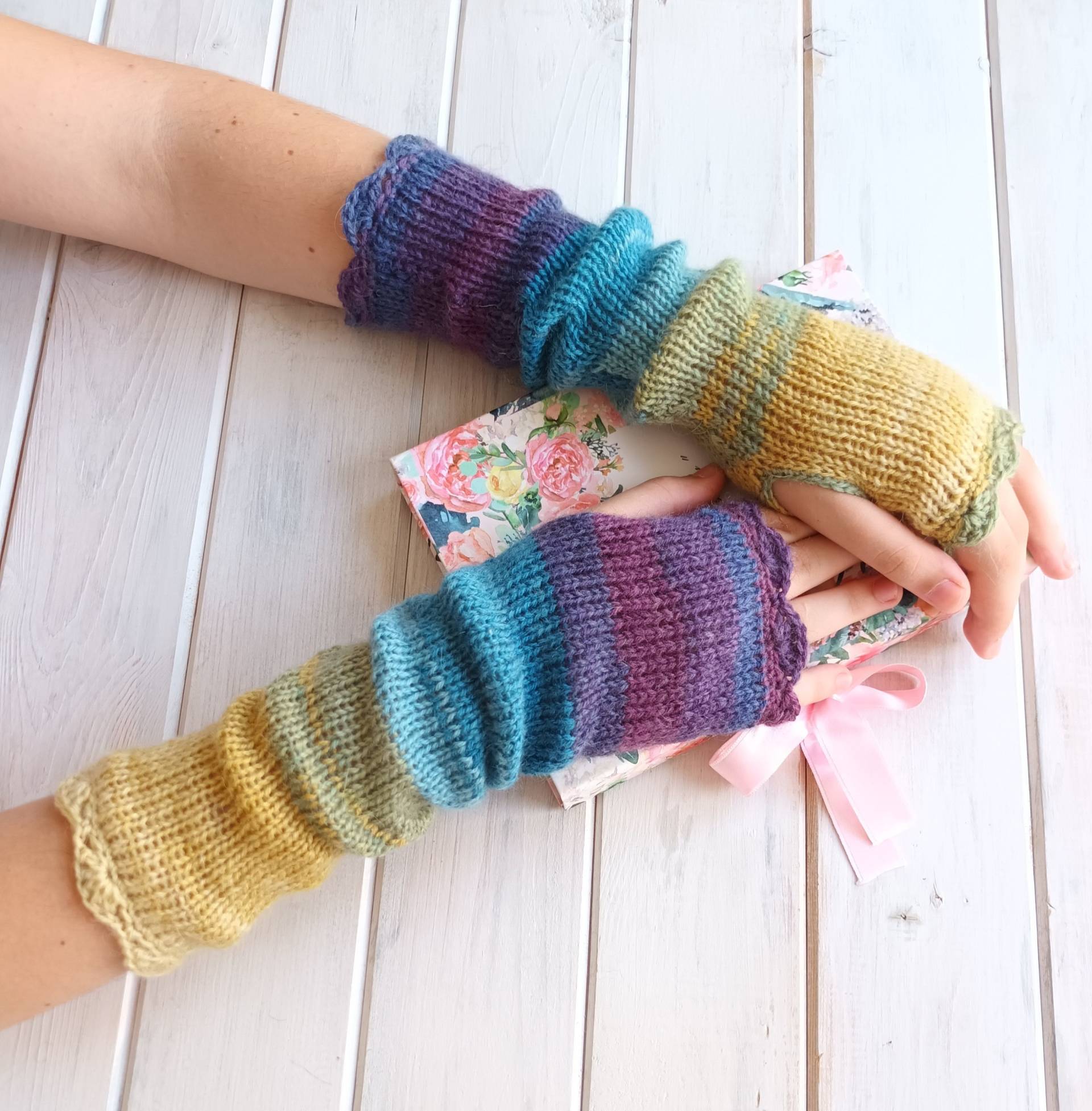 Lila Gelbe Armstulpen, Lange Fingerlose Handschuhe, Frauen Pulswärmer, Winter Strickhandschuhe, Bunte Boho Texting Handschuh von ElfinHouse