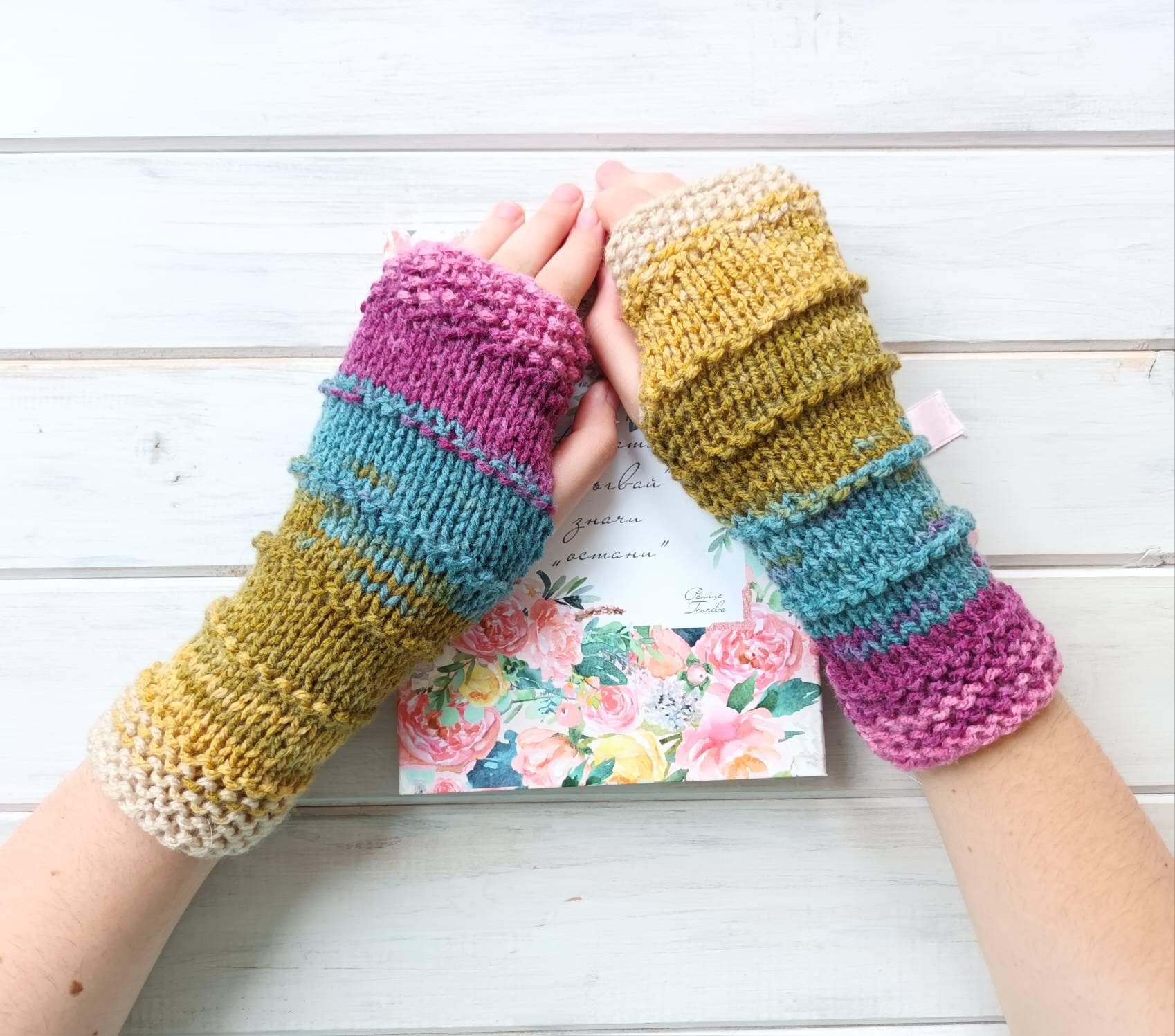 Regenbogen Handschuhe, Vegan Armstulpen, Fingerlose Handschuhe Damen, Bunte Handgestrickte Fäustlinge, Woodland Pulswärmer, Waldhandschuhe von ElfinHouse