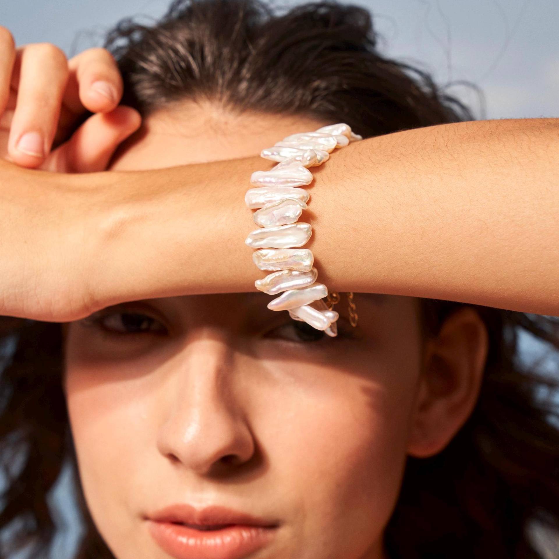 18K Vergoldetes Armband Mit Barockperlen - Luxusperlen Rechteckarmband Statement Perlengoldarmband Chunky Pearl Bangle von EliChrishan