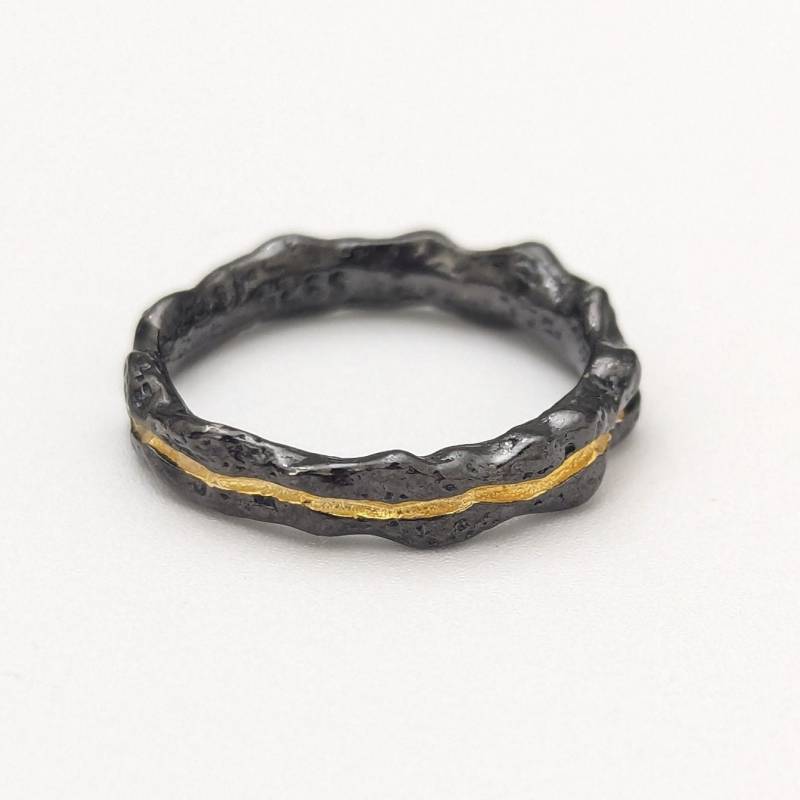 Einzigartige Gehämmerte Dünne Ring Band - 18K Vergoldete Statement Stimmungs S925 Bandring Gold Futter Offene Schwarzen von EliChrishan
