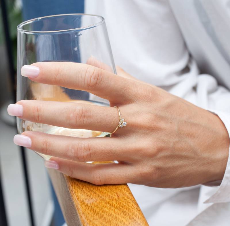 14K Gold Diamant Cluster Ring, Natürlicher Chevron Geschwungener Kontur Ehering, Einzigartiger V-Form Ring von EliaFineJewelry