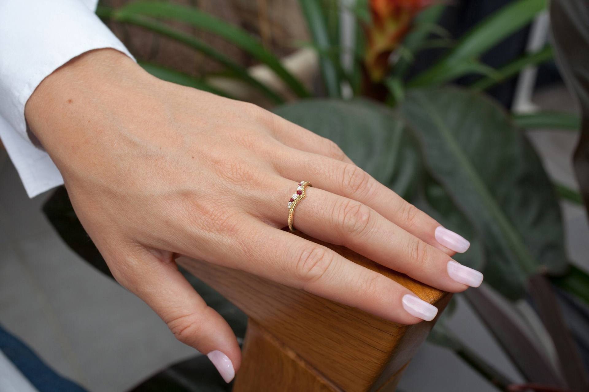 Antik Stil Rubin Ring, Vintage Solid Gold Ehering, Und Diamant Chevron Natürlicher Lab Multi-Stone Band von EliaFineJewelry
