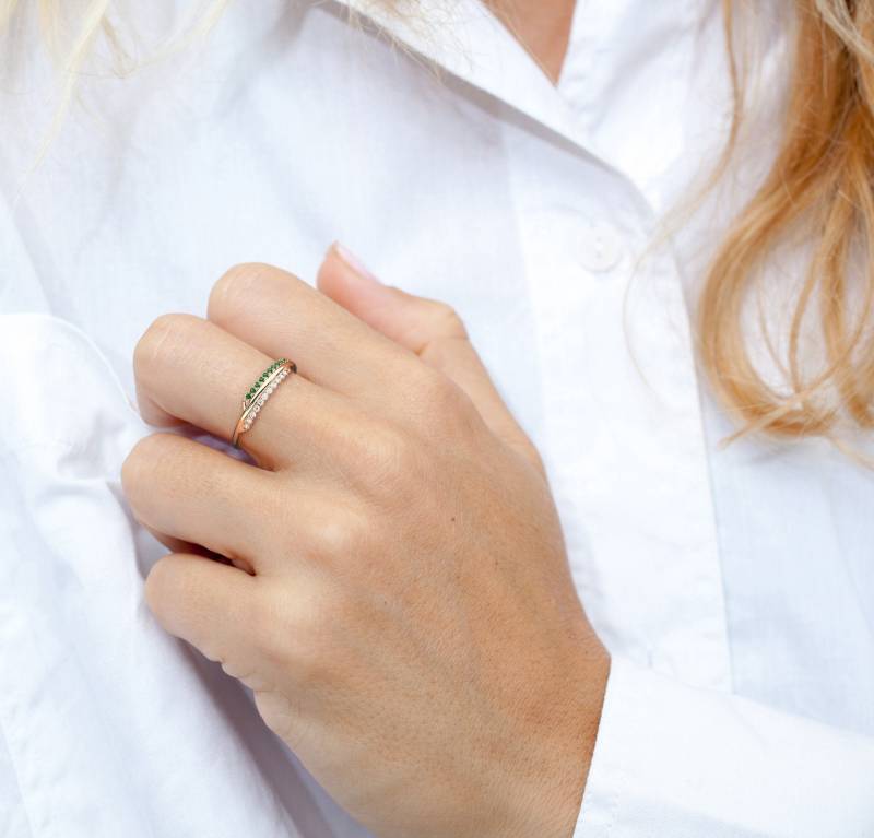 Moderner Smaragd Und Diamant Ring in 14K Roségold von EliaFineJewelry