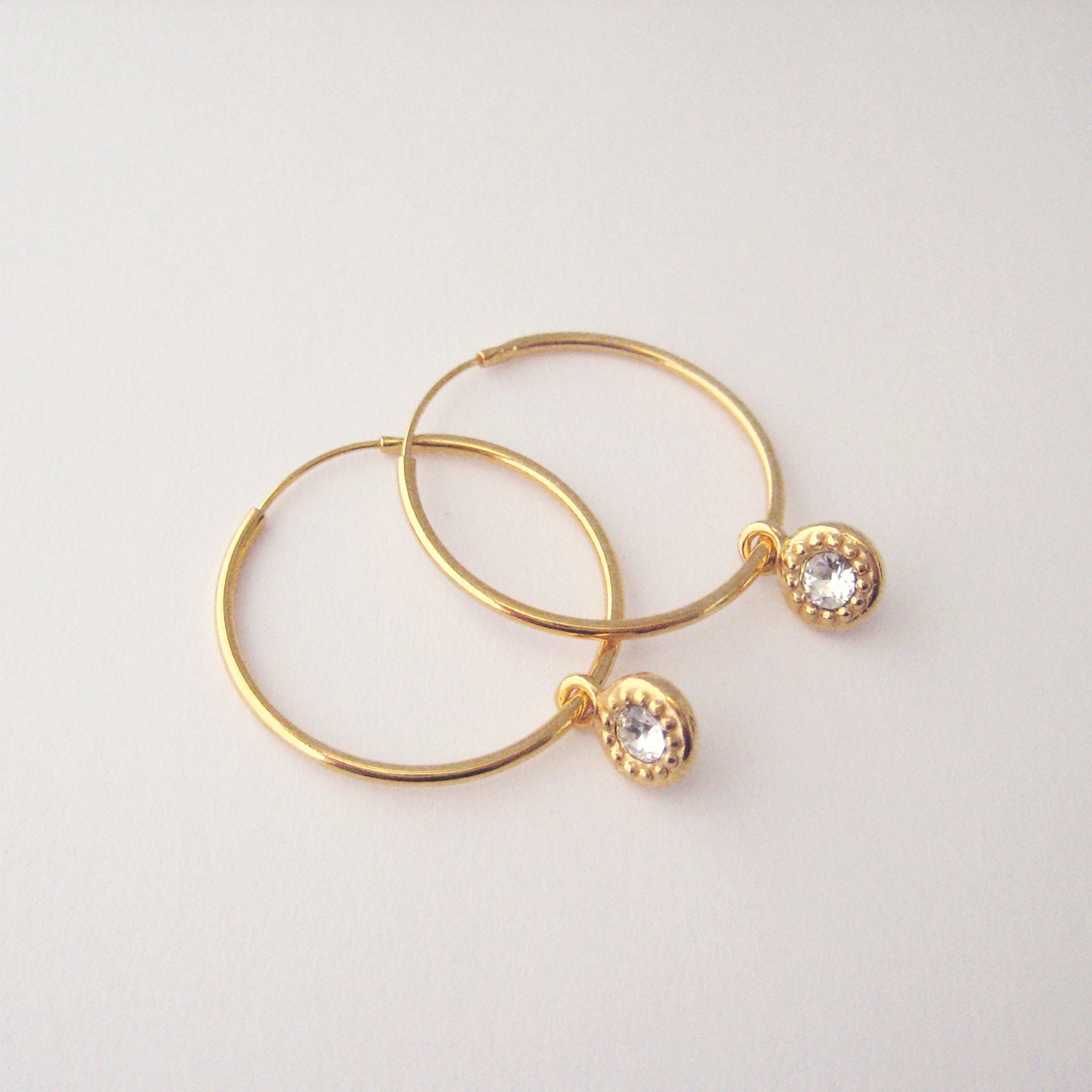 24 Karat Vergoldete Creolen Mit Kristallen 24 Karat Vergoldete Creolen Mit Kristallen von ElianorBijoux