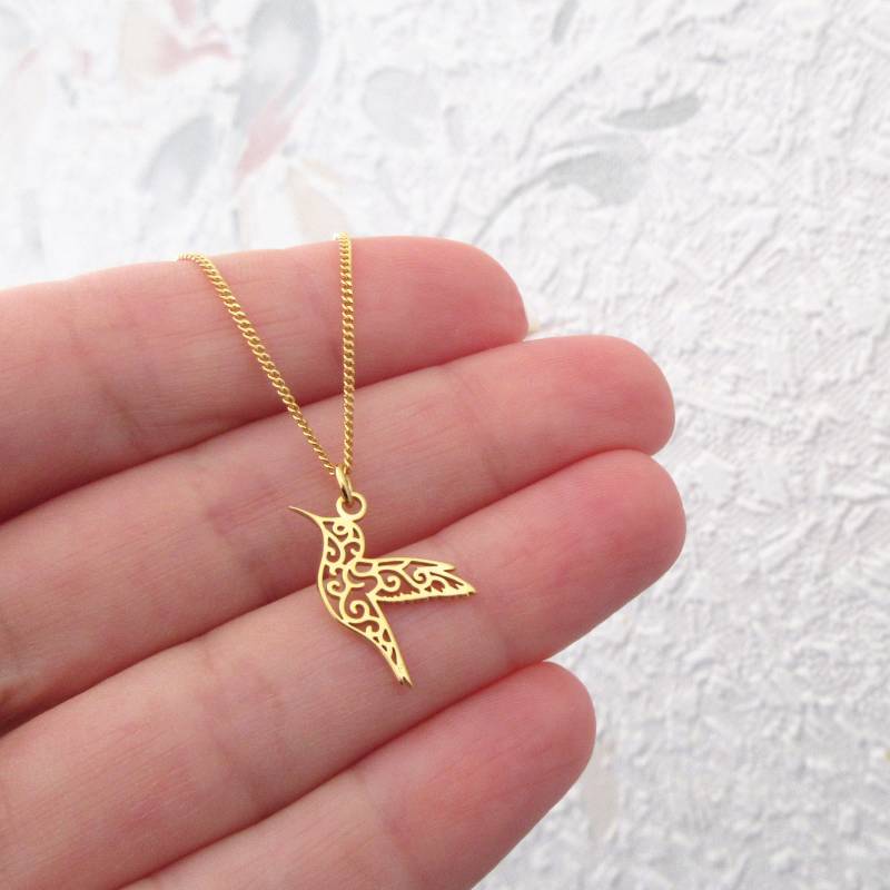 24 Karat Vergoldete Halskette Mit Durchbrochenem Kolibri-Anhänger 24 Karat Vergoldete Halskette Mit Durchbrochenem Kolibri-Anhänger von ElianorBijoux