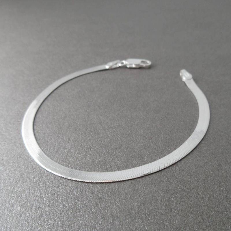 Flaches Panzerkettenarmband Aus 925Er Sterlingsilber Mit Spiegeleffekt Flaches Panzerkettenarmband Aus 925Er Sterlingsilber Mit Spiegeleffekt von ElianorBijoux