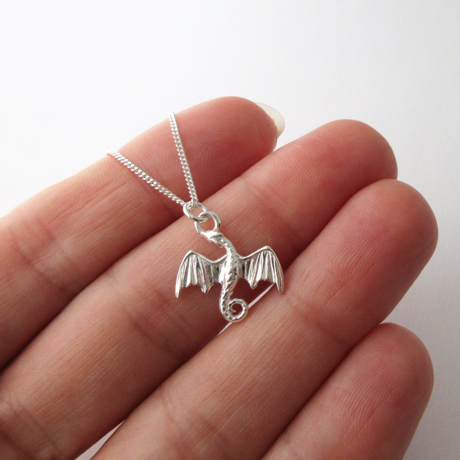 Kleine Halskette Mit Fliegendem Drachenanhänger Aus 925/1000 Silber Kleine Halskette Mit Fliegendem Drachenanhänger Aus 925/1000 Silber von ElianorBijoux