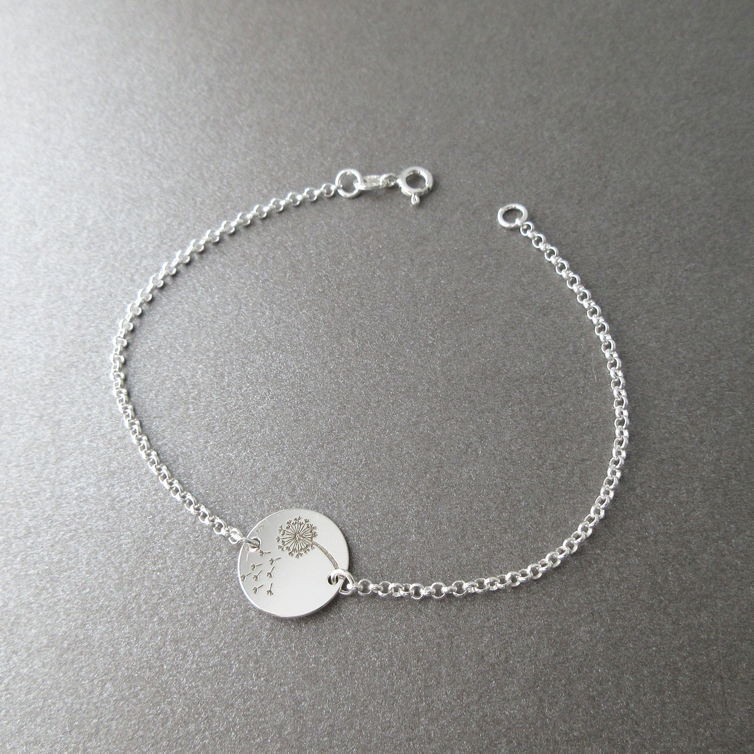 Löwenzahn Glücksbringer Graviertes Scheibenarmband Aus 925Er Silber Löwenzahn Glücksbringer Graviertes Scheibenarmband Aus 925Er Silber von ElianorBijoux