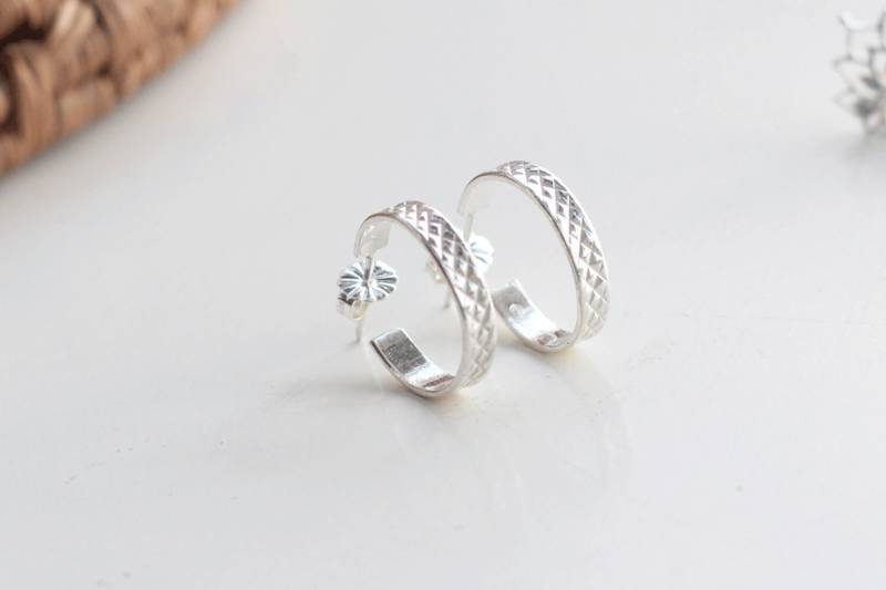 Sterling Silber 925 Mittel Reifen, Strukturierte Creolen, Creolen Ohrringe Hoop L von ElielTagar