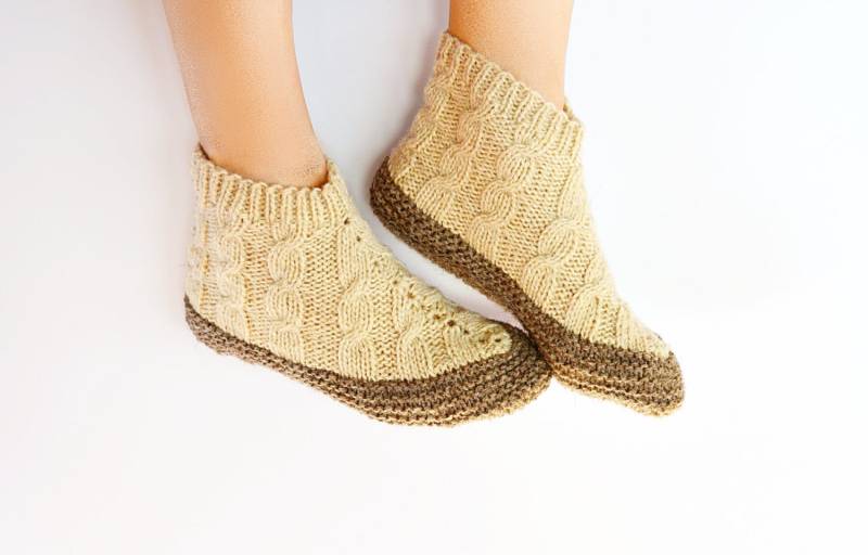 Handgestrickte Wolle Hausschuhe Warmes Beige Zopfmuster Handgestrickte Wolle Hausschuhe Warmes Beige Zopfmuster von Elifiori