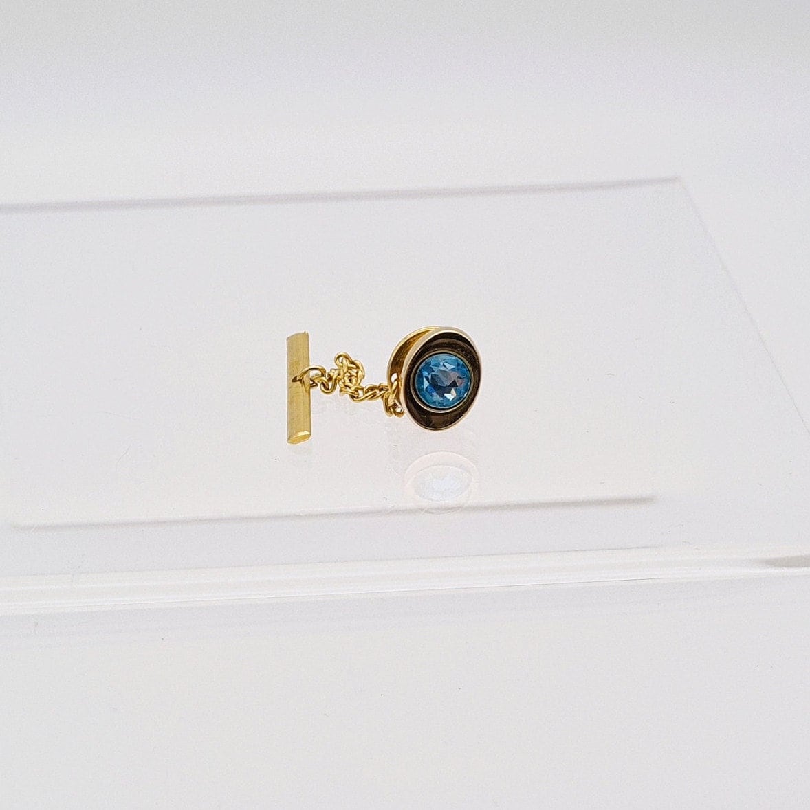 Ovale Goldfarbene Krawattennadel Mit Hellblauem Facettiertem Kristall in Der Mitte von EligiusGifts