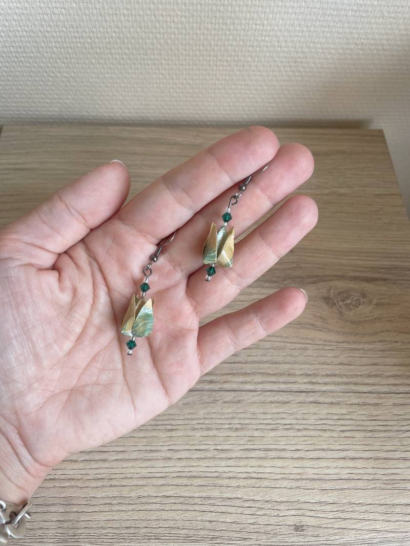 Origami-Schmuck Origami-Ohrringe Mit Grünem Lotusblumenknopf Origami-Schmuck Origami-Ohrringe Mit Grünem Lotusblumenknopf von ElinaALittleMarket