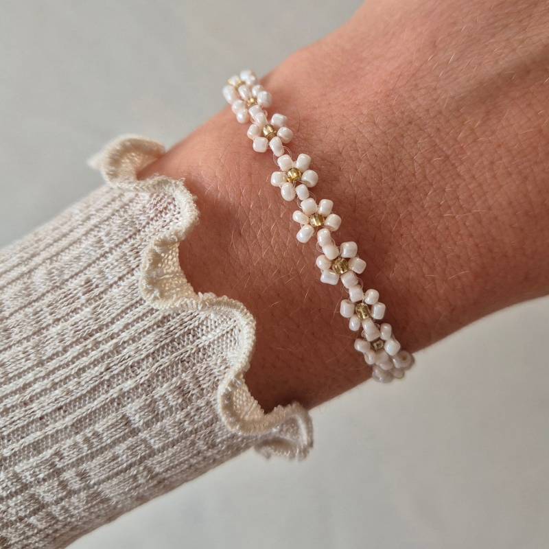 Perlen Armband Daisy Blümchen Gold Weiß Creme von ElinasKreation