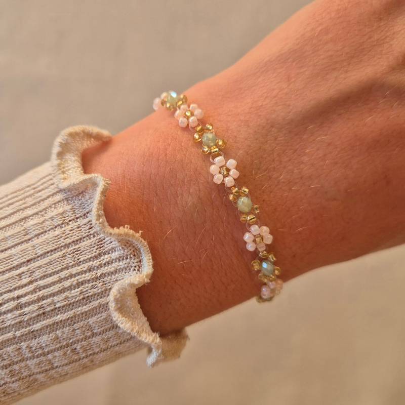 Perlen Armband Daisy Blümchen Grün Beige Pastell von ElinasKreation